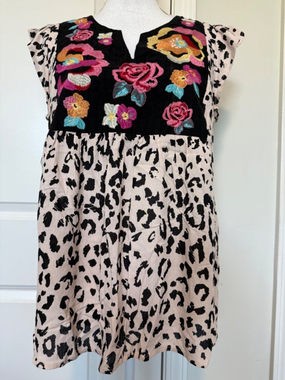 Savanna Jane Embroidered Floral Leopard Print Top Size S Flutter Sleeve
